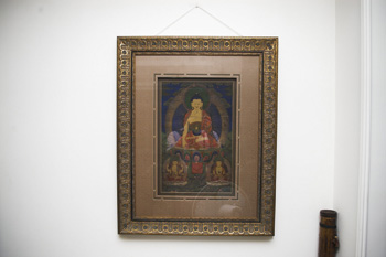 西藏唐卡也是S君的收藏兴趣之一，墙壁上挂出的都是状况非常好的古品，而一旁房间中还有收藏许多，这些数百年历史的艺品别有一番风味。