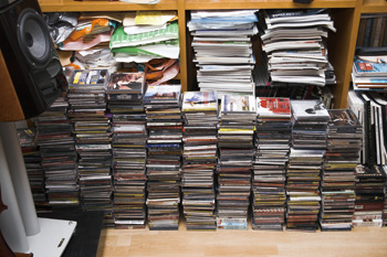 S君的CD收藏以优质的音乐家演出为优先，许多名版尽在其中。