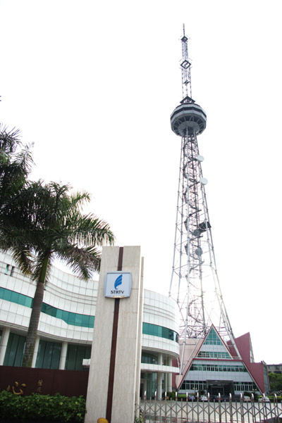 汕头人民广播电台是国家级的大型广播中心，门禁极为森严，后方可见超大型发射台。