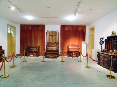 馆内陈列众多不同风格的风琴制作。